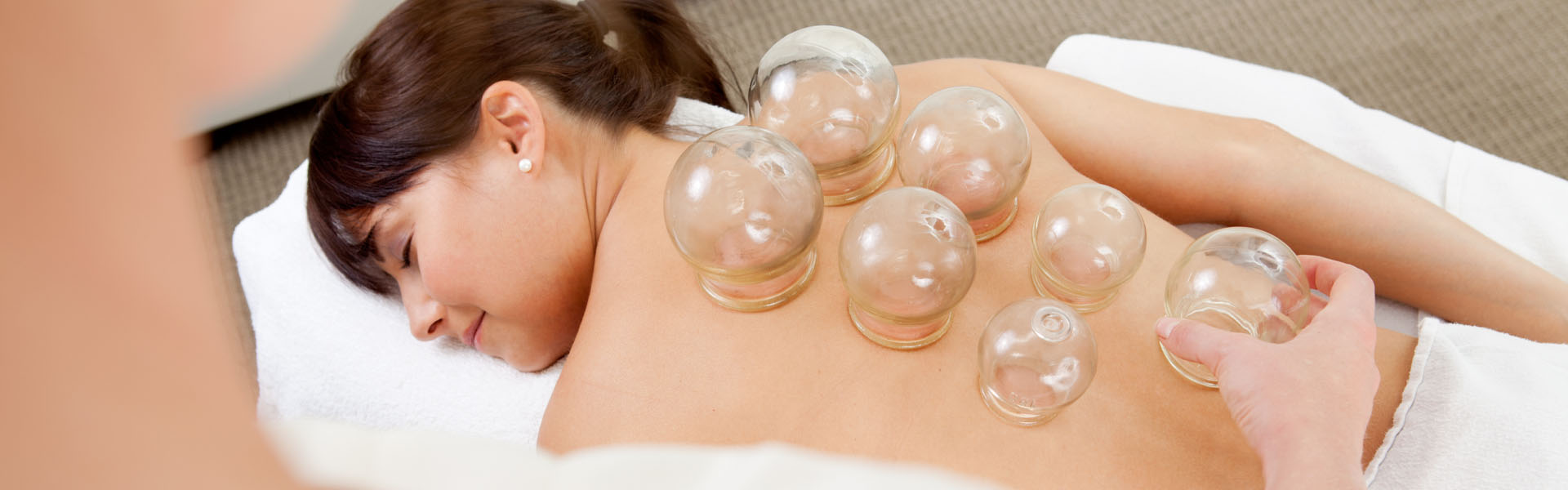 Schröpfkopfmassage in Augsburg bei Heilpraktiker in der Naturheilpraxis